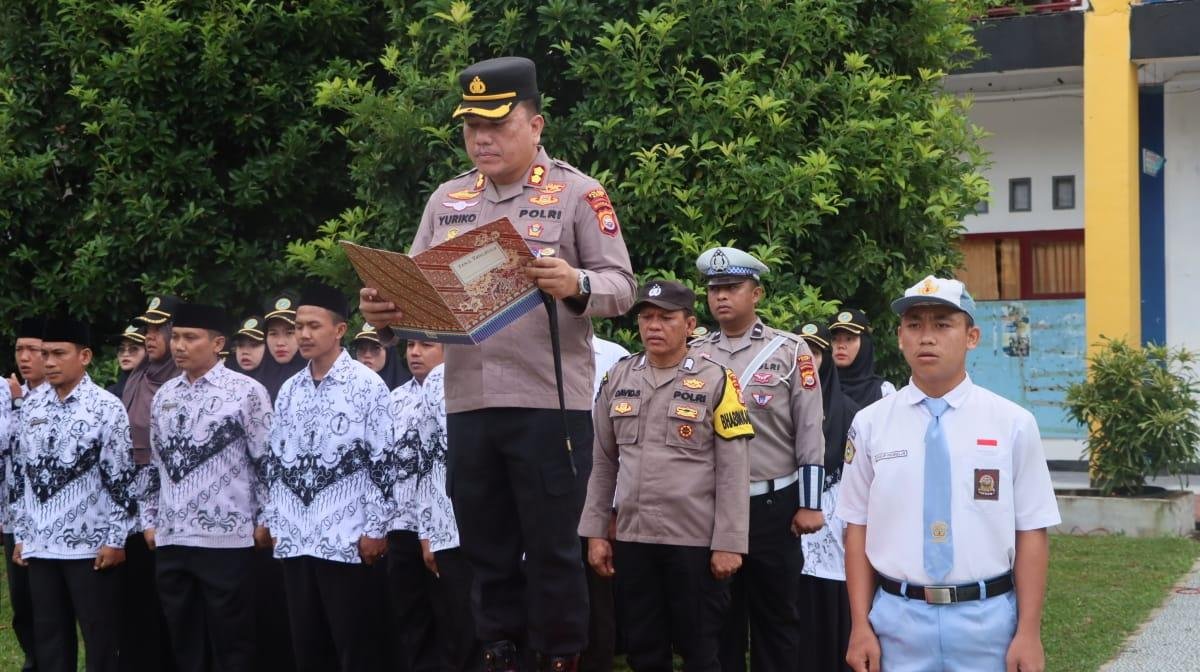 Kapolres SMA 10 Petagon Kaur Kapolres Kaur AKBP Yuriko Fernanda menjadi pembina upacara melaksanakan program polisi turun ke sekolah di SMAN 10 Pentagon, Kabupaten Kaur, Bengkulu, Senin 5 Mei 2025.(Foto/Kif)
