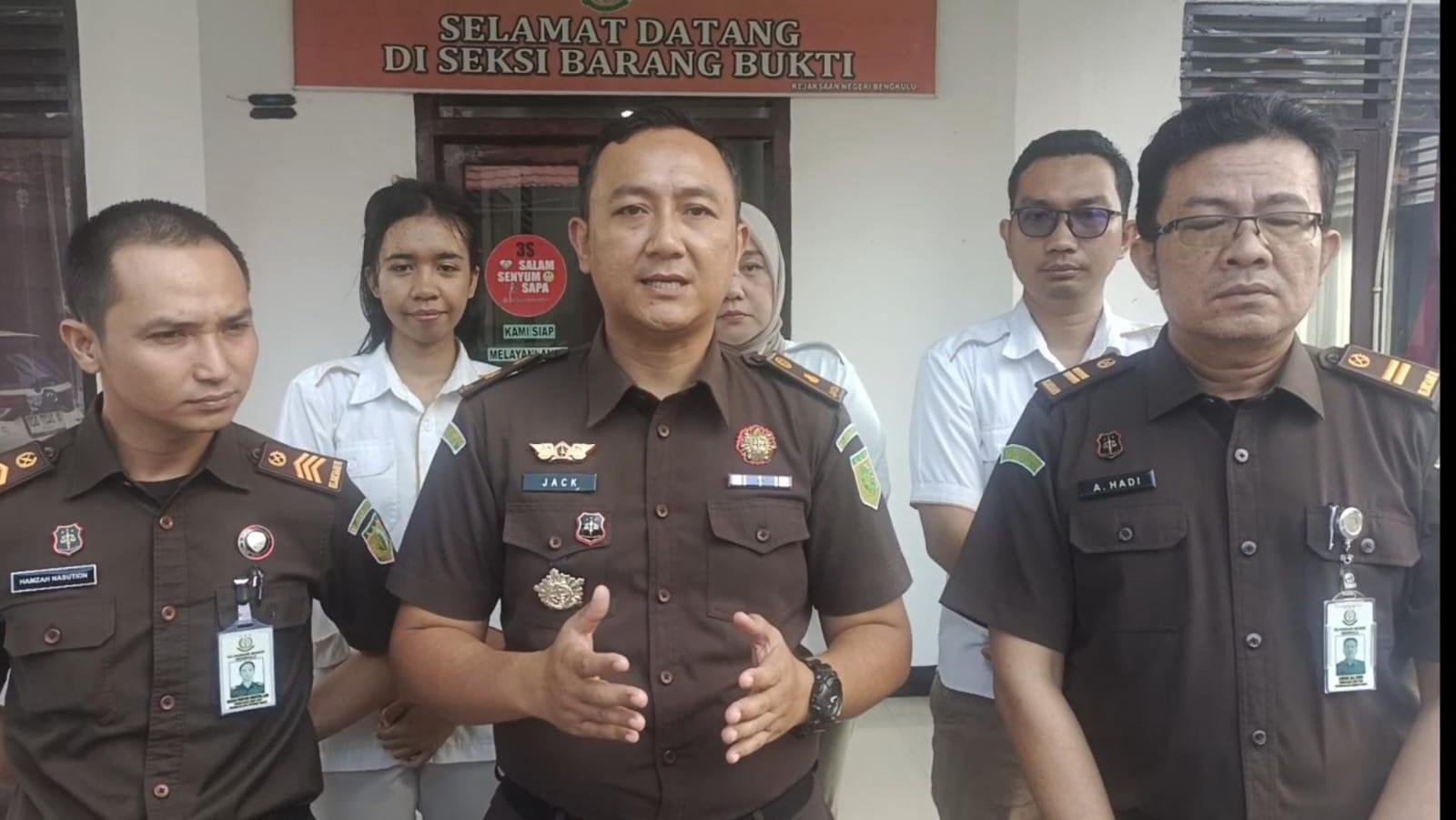 Pihak Kejaksaan Negeri Bengkulu akan menjajaki kerja sama dengan SMK di Kota Bengkulu dalam hal penyimpangan dan perawatan batang bukti kendaraan bermotor roda dua dan empat.(Foto/Ist)