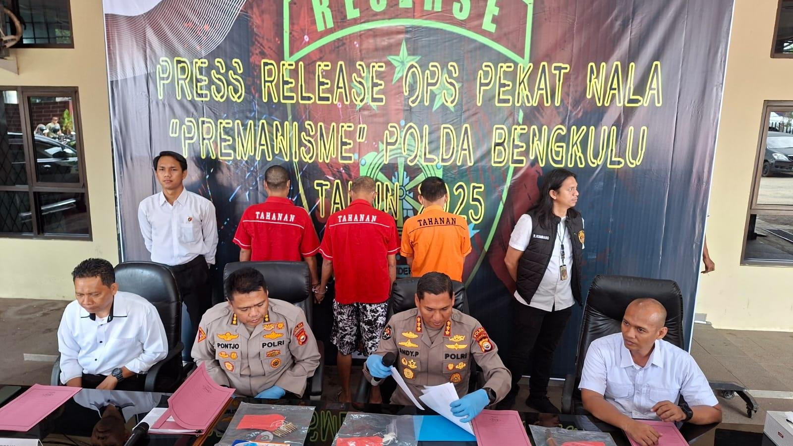 Keterangan Pers Polda Bengkulu Kabid Humas Polda Bengkulu, Kombes Pol Andy Pramudiyah Wardana memberikan keterangan pers terkait hasil Operasi Preman 2025 dijajaran Polda setempat.(Foto/Ist)