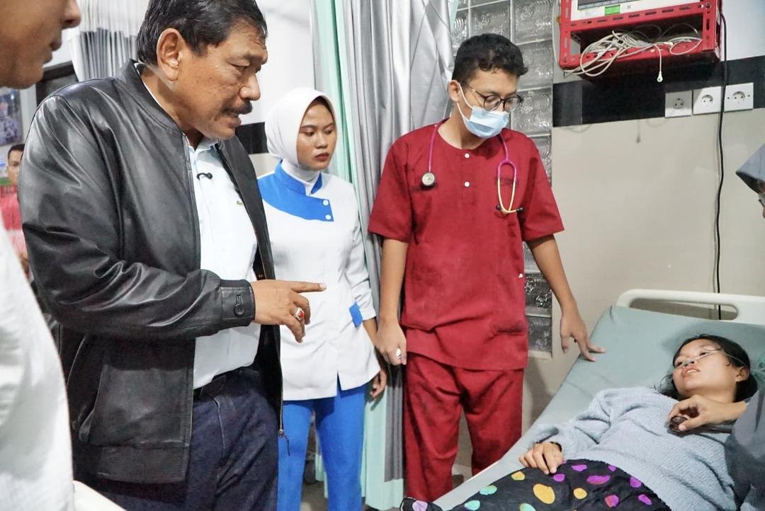 Korban Kapal Wisata Tenggelam Selamat Wakil Gubernur Bengkulu, Mian mengunjungi korban kapal wisata tenggelam di perairan Kota Bengkulu yang selama dan di rawat di RSHD setempat, Minggu 11 Mei 2025.(Foto/Ist)