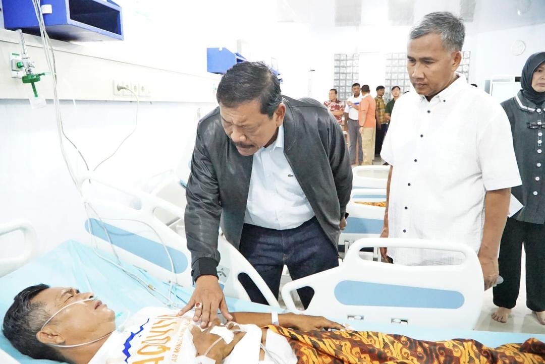 Wagub Bengkulu, Mian mengunjungi korban kapal wisata karam di perairan Bengkulu, yang selama dirawat di RSHD setempat.(Foto/Ist)