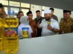 Gubernur Bengkulu, Helmi Hasan melaunching minyak goreng di SMKN 6 Kota Bengkulu, Selasa 27 Mei 2025.(Foto/Ist)