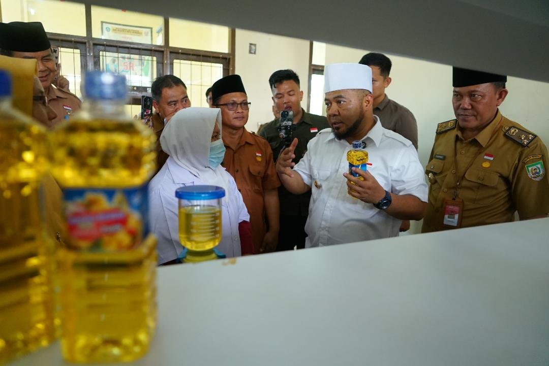 Gubernur Bengkulu, Helmi Hasan melaunching minyak goreng di SMKN 6 Kota Bengkulu, Selasa 27 Mei 2025.(Foto/Ist)
