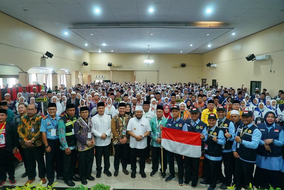 Gubernur Bengkulu foto bersama saat melepas keberangkatan calon jemaah haji (CJH) Bengkulu kloter pertama Embarkasi Padang, Sumbar, di Asrama Haji Bengkulu, Minggu 5 April 2025.(Foto/MC Bengkulu)