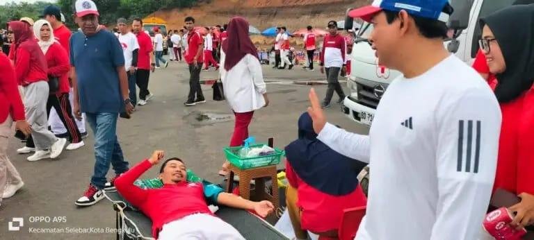 Wali Kota Bengkulu, Dedy Wahyudi usai melunching Bengkulu Bisa menyaksikan kegiatan donor darah di Balai Kota Merah Putih, Jumat, 2 Mei 2025.(Foto/Ist)