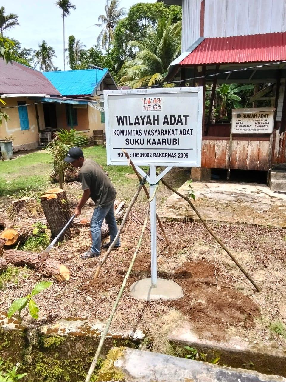 Masyarakat Enggano tiga bulan ini tidak mendapatkkan akses transportasi akibat kapal ASDP berhenti berlayar karena alur pelabuhan Pulau Baai dangkal.(Foto/Humas AMAN)