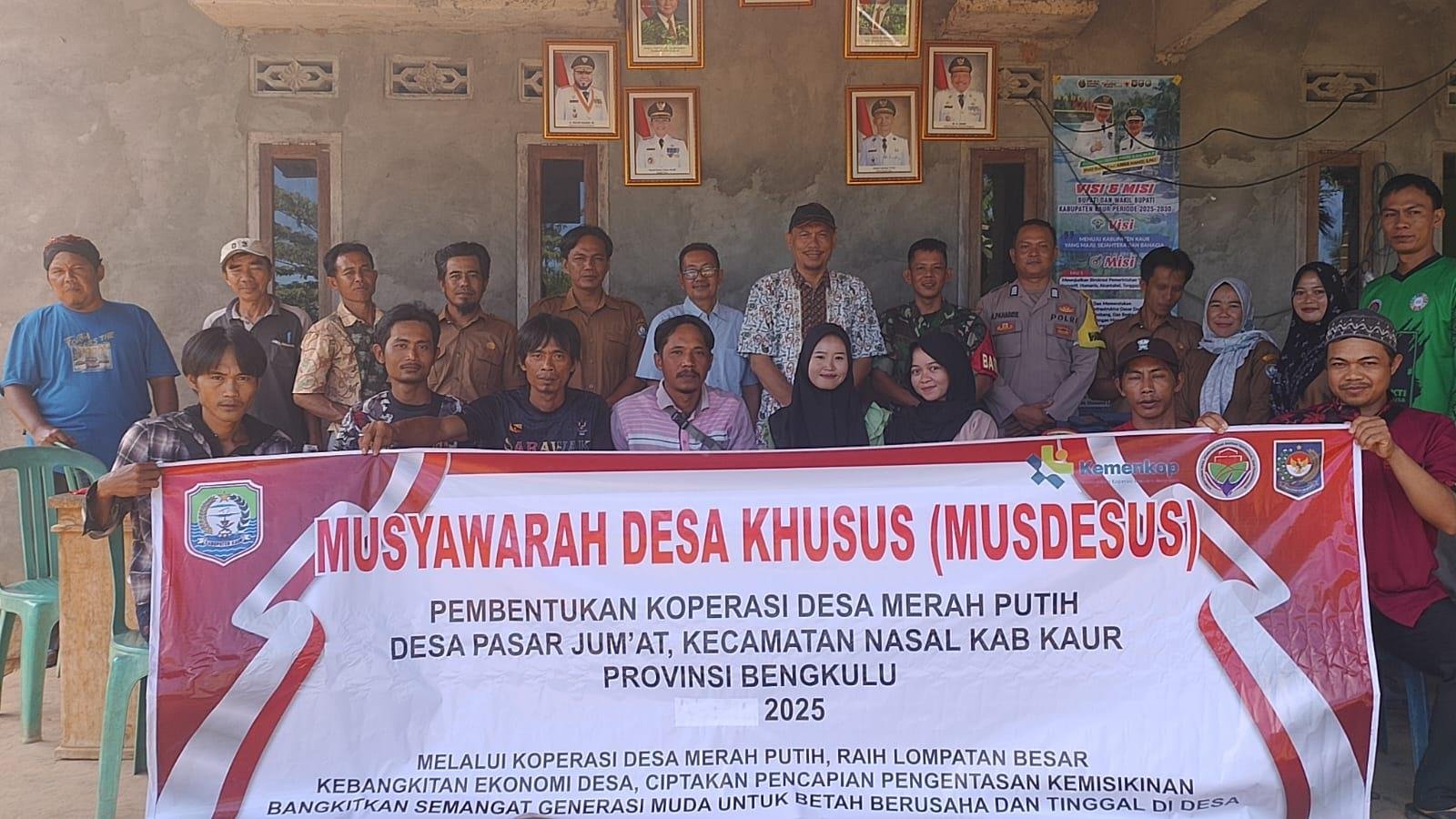 Musdesus Bentuk Koperasi Pemdes dan masyarakat Desa Pasar Jumat, Kabupaten Kaur menggelar rapat khusus pembentuk Koperasi Merah Putih di desa tersebut.(Foto HB/Kif)