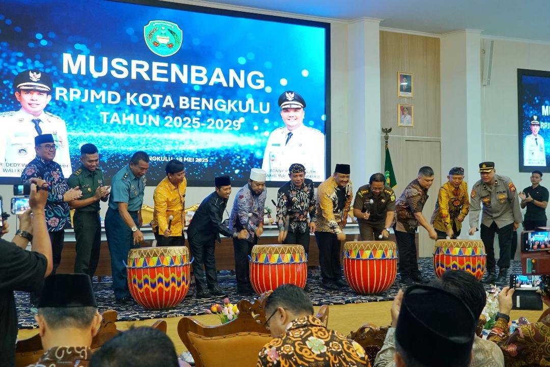Wali Kota Bengkulu dan Gubernur Helmi Hasan bersama Forkopimda memukul dol pada acara pembukaan Musrenbang RPJMD Kota Bengkulu, Kamis 15 Mei 2025.(Foto/Ist)