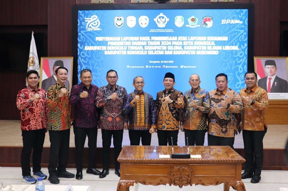 Bupati Bengkulu Tengah, Rachmat Riyanto (tiga dari kiri) foto bersama para bupati dan wakli bupati di Bengkulu, usai menerima Opini WTP dari BPK Bengkulu hasil pemeriksaan tahun 2024.(Foto/Ist)