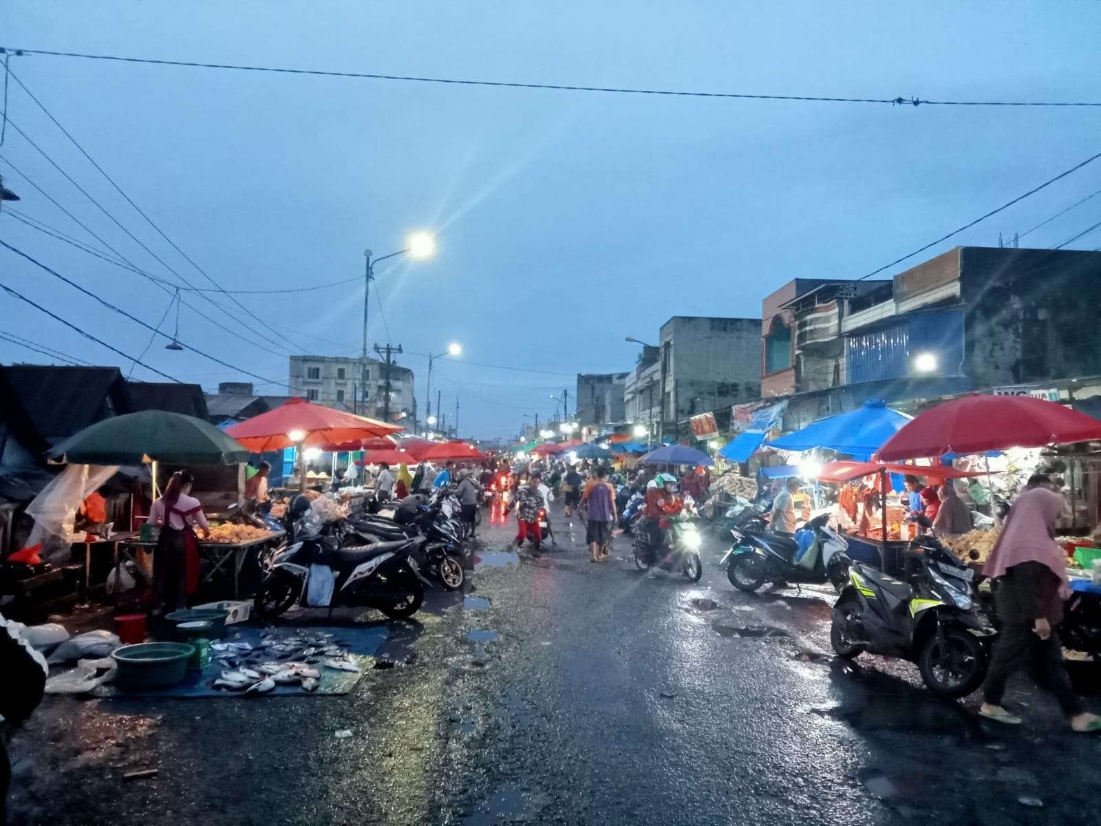 Pemkot Bengkulu kini tengah melakukan relokasi pedagang Pasar Panorama guna trotoar jalam bebas dari pedagang kali lima.(Foto/Ist)