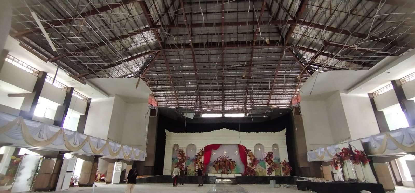 Plafon Rusak Diguncang Gempa Plafon gedung Balai Buntar, Bengkulu rontok akibat diguncang gempa pada Jumat dini hari, akibatnya pesta pernikahan sepasang pengantin pada Sabtu dan Minggu bantal dilaksanakan demi keselamatan para tamu.(Foto/Ist)