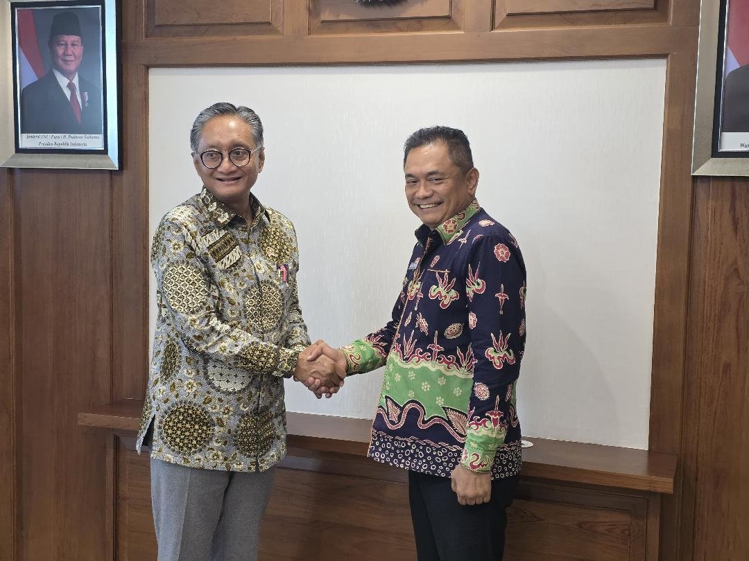 Rachmat Temui Menteri PU Bupati Bengkulu Tengah, Rachmat Riyanto (kanan) bertemu Menteri PUPR, Dody Hanggodo terkait usulan dana perbaikan jalan dan jembatan rusak di kabupaten tersebut.(Foto/Ist)