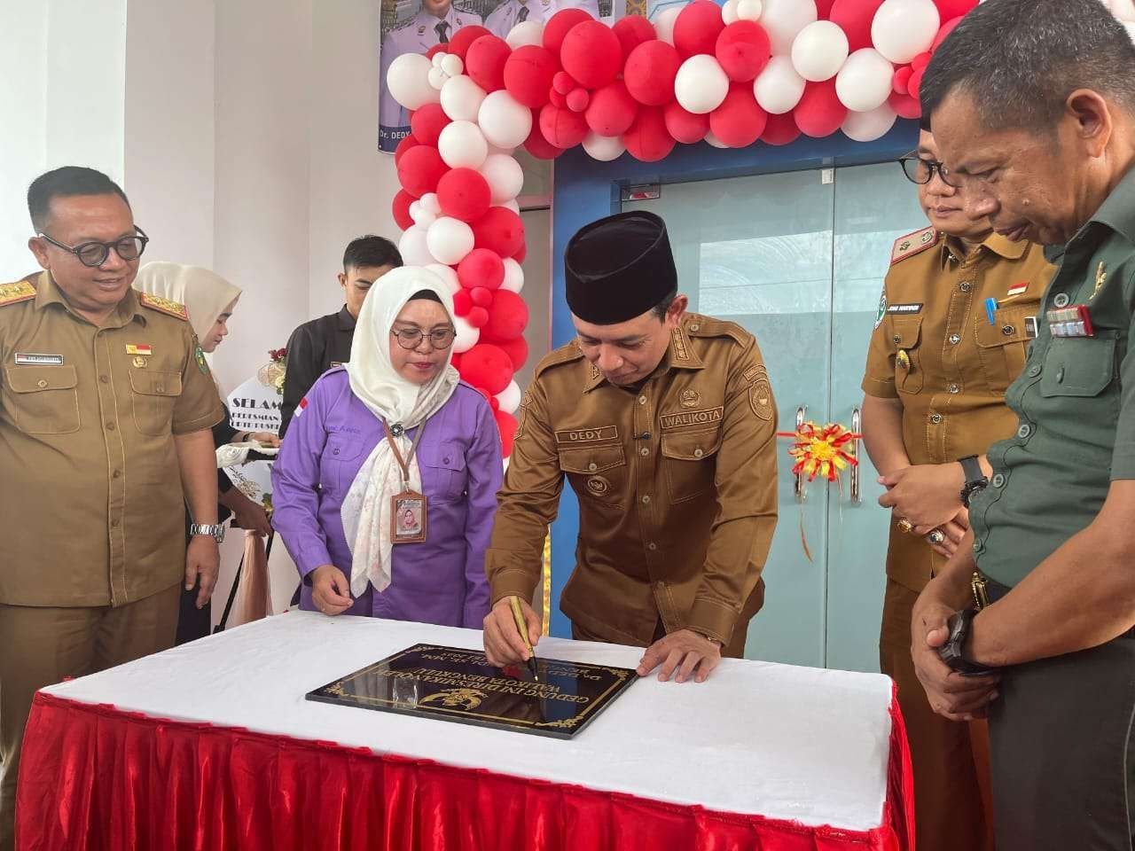 Wali Kota Bengkulu, Dedy Wahuydi menandatangani prasasti peresmian Puskesmas Penurunan, Kota Bengkulu.(Foto/Ist)