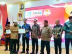 Gubernur Bengkulu, Helmi Hasan salurkan dana bagi hasil (DBH) kepada 10 kabupaten dan kota di Bengkulu, senilai Rp 179,67 miliar, di Balai Raya Semarak Bengkulu, Selasa 13 Mei 2025.(Foto/MC Bengkulu)