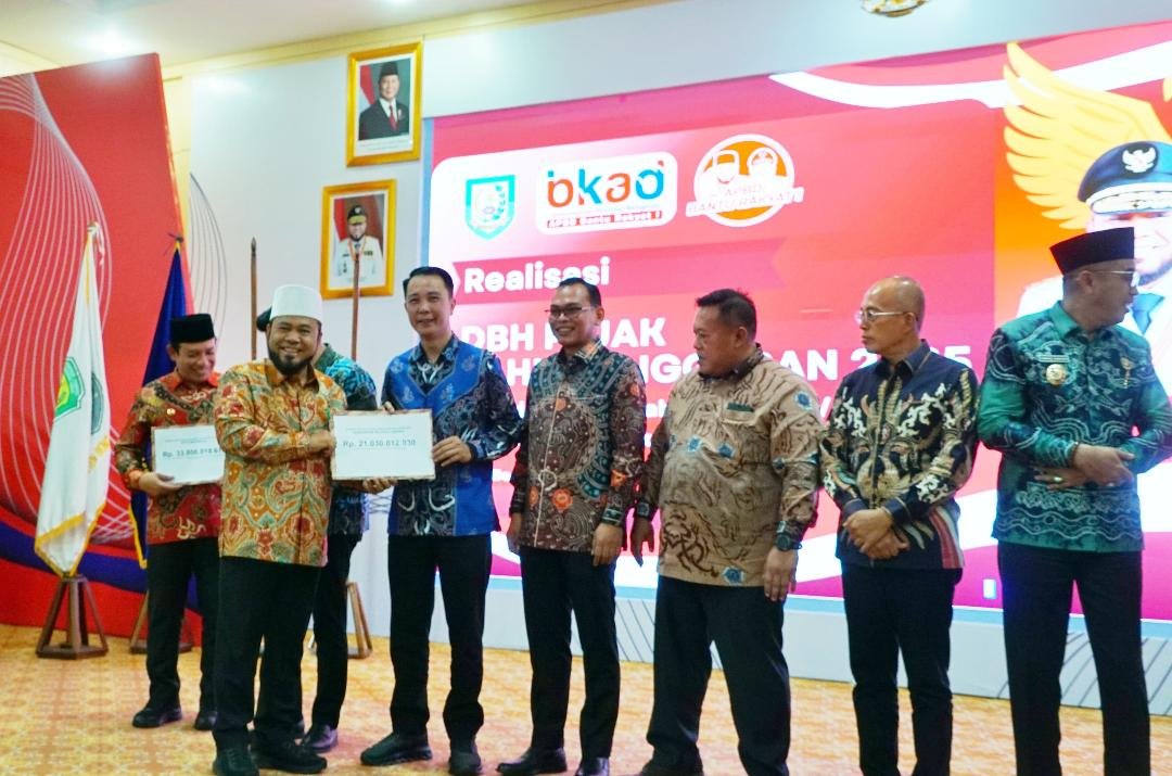 Gubernur Bengkulu, Helmi Hasan salurkan dana bagi hasil (DBH) kepada 10 kabupaten dan kota di Bengkulu, senilai Rp 179,67 miliar, di Balai Raya Semarak Bengkulu, Selasa 13 Mei 2025.(Foto/MC Bengkulu)