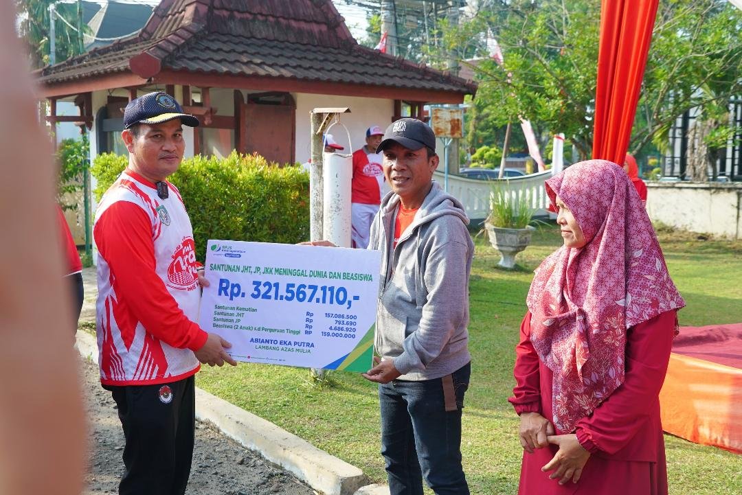 Plt Sekda Bengkulu, Herwan Antoni menyerahkan santunan BPJS Ketenagakerjaan kepada ahli waris pekerja dalam rangka memperingati Hari Buruh Internasional 1 Mei 2025.(Foto/Ist)