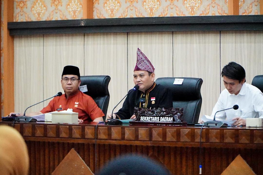 Sekda Herwan Antoni (tengah) memimpin rapat mengoptimalkan pelayanan BPJS gratis bagi warga Bengkulu.(Foto/MC Bengkulu)