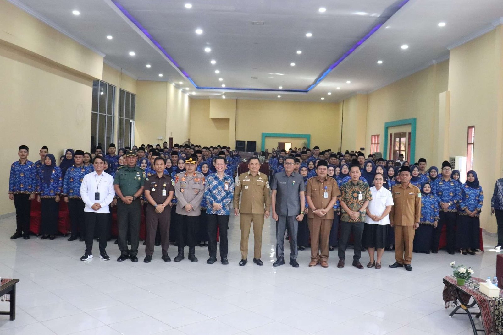 Bupati Bengkulu Tengah, Rachmat Riyanto, Ketua DPRD, Fepi Suheri dan pejabat BKN foto bersama usai menyerahkan SK pengangkatan 260 CPNS formasi 2024, Senin 5 Mei 2025.(Foto/Ist)