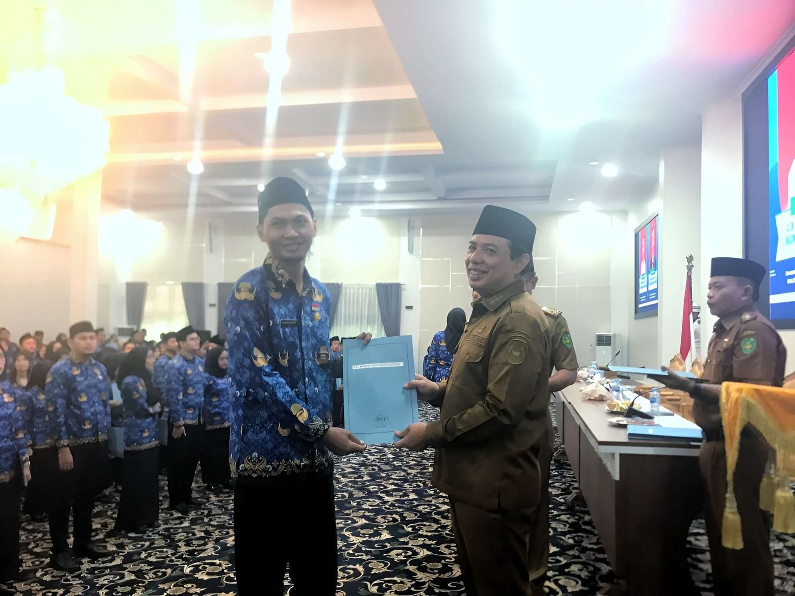Wali Kota Bengkulu, Dedy Wahyudi menyerahkan surat keputusan (SK) kepada ratusan CPNS Pemkot Bengkulu formasi penerimaan tahun 2024 lalu.(Foto/Ist)