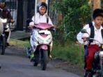 Siswa Bermotor ke sekioah Ilustrasi siswa membawa sepeda motor ke sekolah.(Foto/Ist)