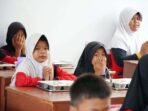 Siswa SD Dapat MBG siswa SD mendapat jatah makan bergizi gratis.(Foto/Ist)