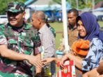 TMMD Kodim BS Bagikan Makanan Bergizi Kasiter Korem 041 Gamas Bengkulu, Kol Inf Mustofa Akbar M membagikan bantuan bergizi kepada masyarakat guna mengantisipasi anak-anak terpapar stunting dalam rangka TMMD ke-124 tahun 2025.(Foto/RRI)