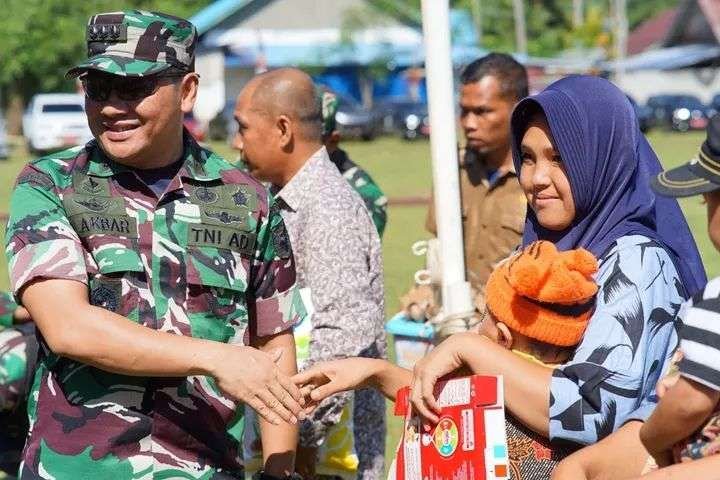 Kasiter Korem 041 Gamas Bengkulu, Kol Inf Mustofa Akbar M membagikan bantuan bergizi kepada masyarakat guna mengantisipasi anak-anak terpapar stunting dalam rangka TMMD ke-124 tahun 2025.(Foto/RRI)