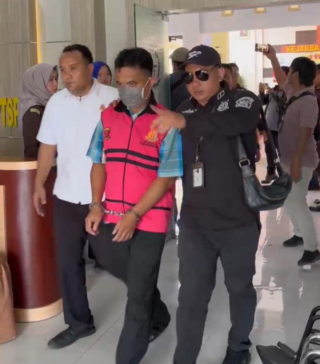 Tersangka Korupsi SPPD Fiktif DPRD Kaur Tersangka kasus dugaan korupsi SPPD Fiktif DPRD Kabupaten Kaur ditahan penyidik Kejari setelah ditetapkan tersangka.(Foto/Ist)