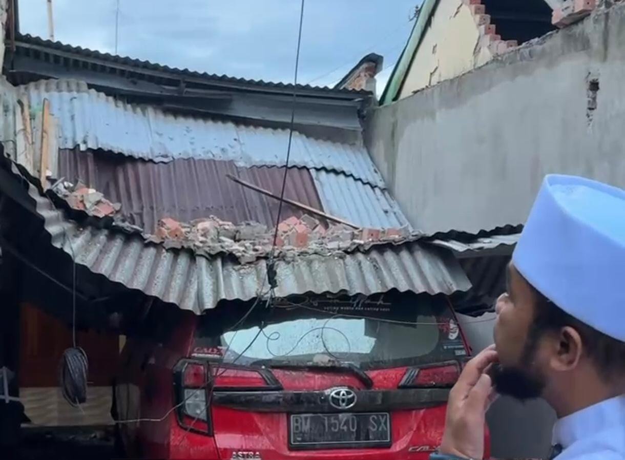 Gubernur Bengkulu Helmi Hasan meninjau rumah warga yang roboh dan rusak berat di Kelurahan Bentungan, Kecamatan Sekebar Kota Bengkulu, akibat diguncang gempa 6,3 SR pada Jumat dini hari.(Foto/Ist)
