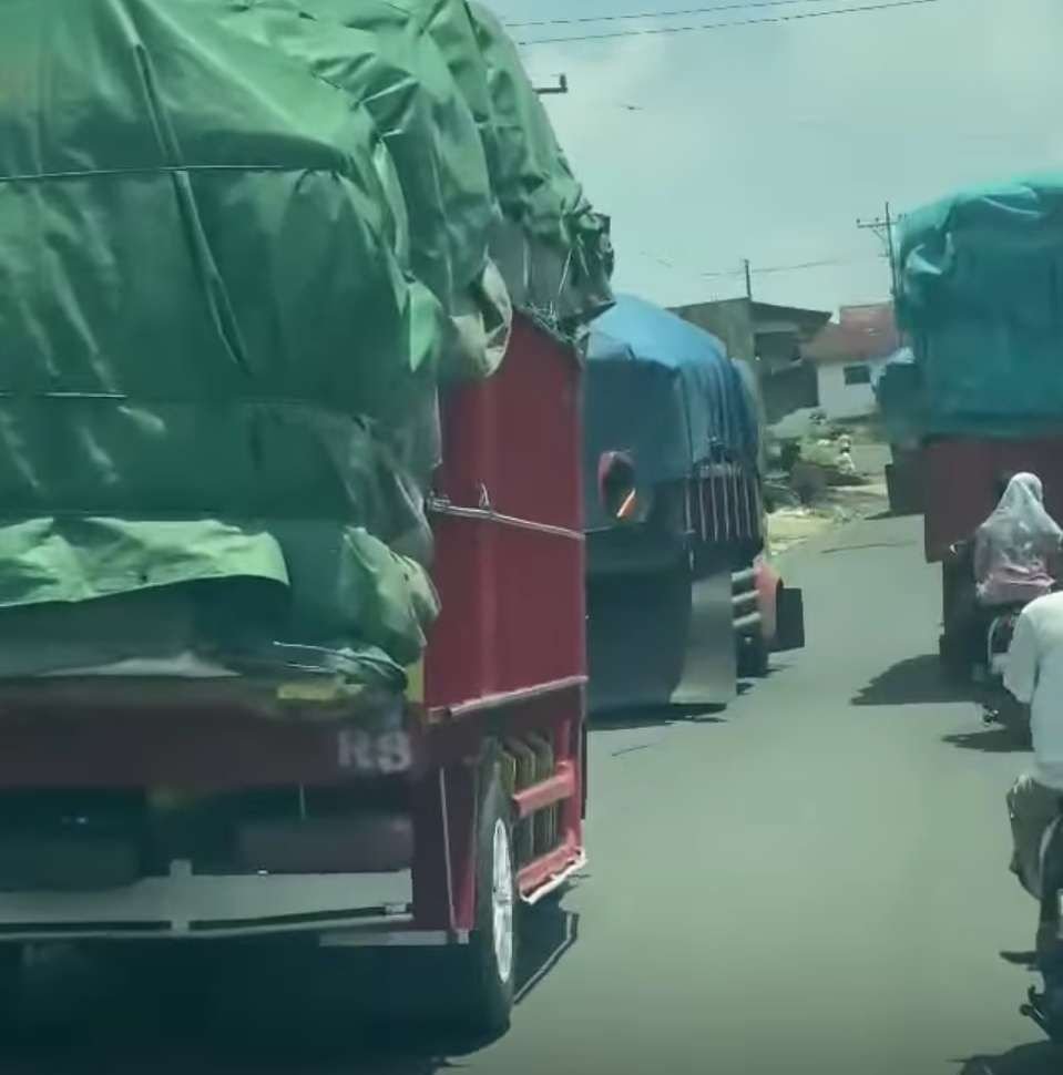 Truk Angkutan Batubara Truk angkutan batubara dari Sumsel dan Jambi melitasi jalan di wilayah Curup, Kabupaten Rejang Lebong.(Foto/Ist)