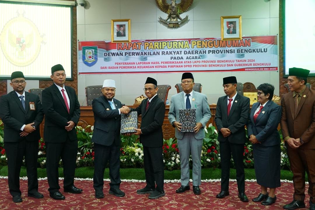 Gubernur Bengkulu Helmi Hasan menerima penghargaan predikat WTP PSH dari BPP Perwakilan Bengkulu dalam sidang paripurna DPRD setempat.(Foto/Ist)