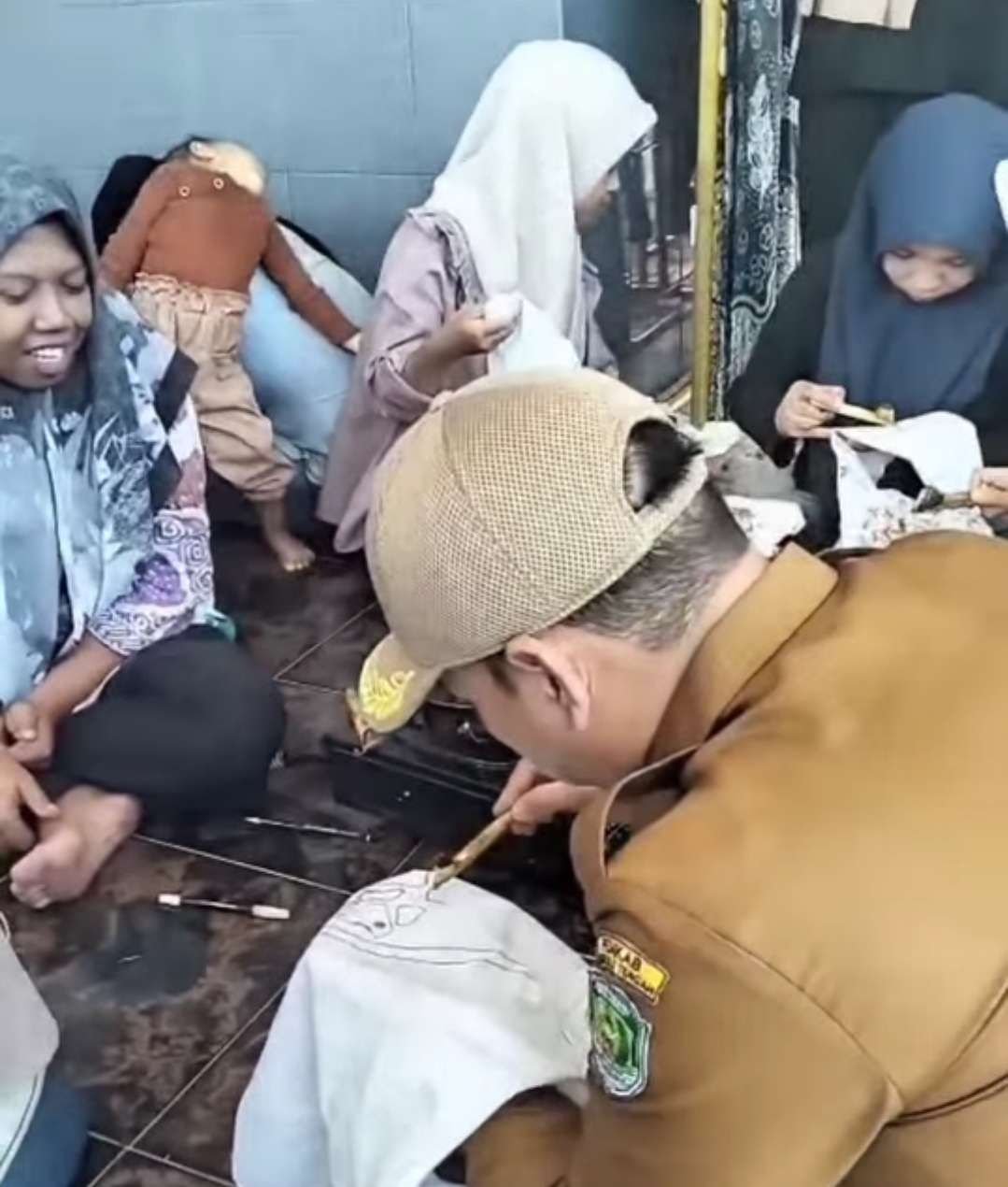 Wabup Tarmizin Membatik Wakil Bupati Bengkulu Tengah, Tarmizi mempraktikan membatik saat mengunjungi setra produki batik Lemau, di Kecamatan Pondok Kelapa.(Foto/Ist)