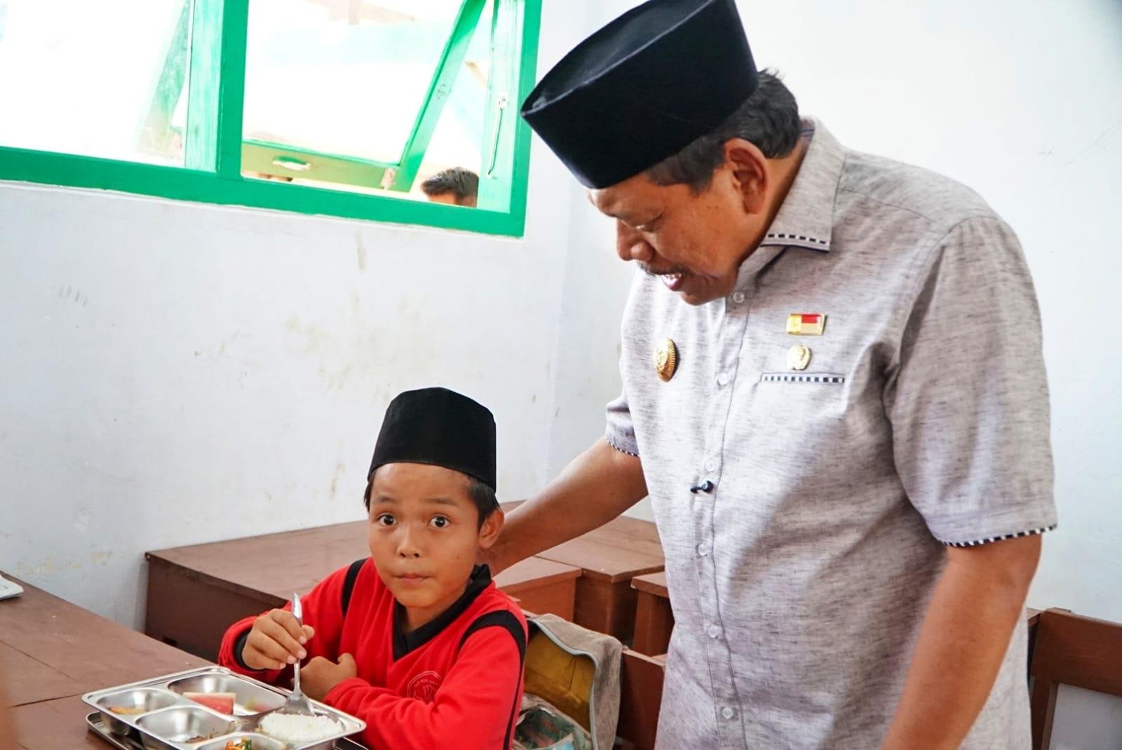 Wagub Sidak MBG Wagub Bengkulu, Mian menyaksikan langsung pelaksanaan MBG di Kota Bengkulu untuk memastikan program ini berjalan baik dan sesuai ketentuan yang berlaku.(Foto/MC Bengkulu)
