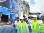 Wali Kota Bengkulu, Dedy Wahyudi menyaksikan pemugaran Masjid At Taqwa Simpang Harapan Kota Bengkulu terkait dengan penataan persimpangan di wilayah ini, Masjid ini sejak 3 tahun lalu tidak digunakan lagi karena sudah dibangun masjid baru lebih besar dan bagus.(Foto/Ist)