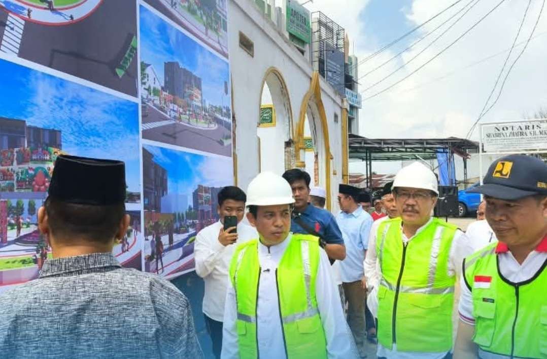 Wali Kota Bengkulu, Dedy Wahyudi menyaksikan pemugaran Masjid At Taqwa Simpang Harapan Kota Bengkulu terkait dengan penataan persimpangan di wilayah ini, Masjid ini sejak 3 tahun lalu tidak digunakan lagi karena sudah dibangun masjid baru lebih besar dan bagus.(Foto/Ist)