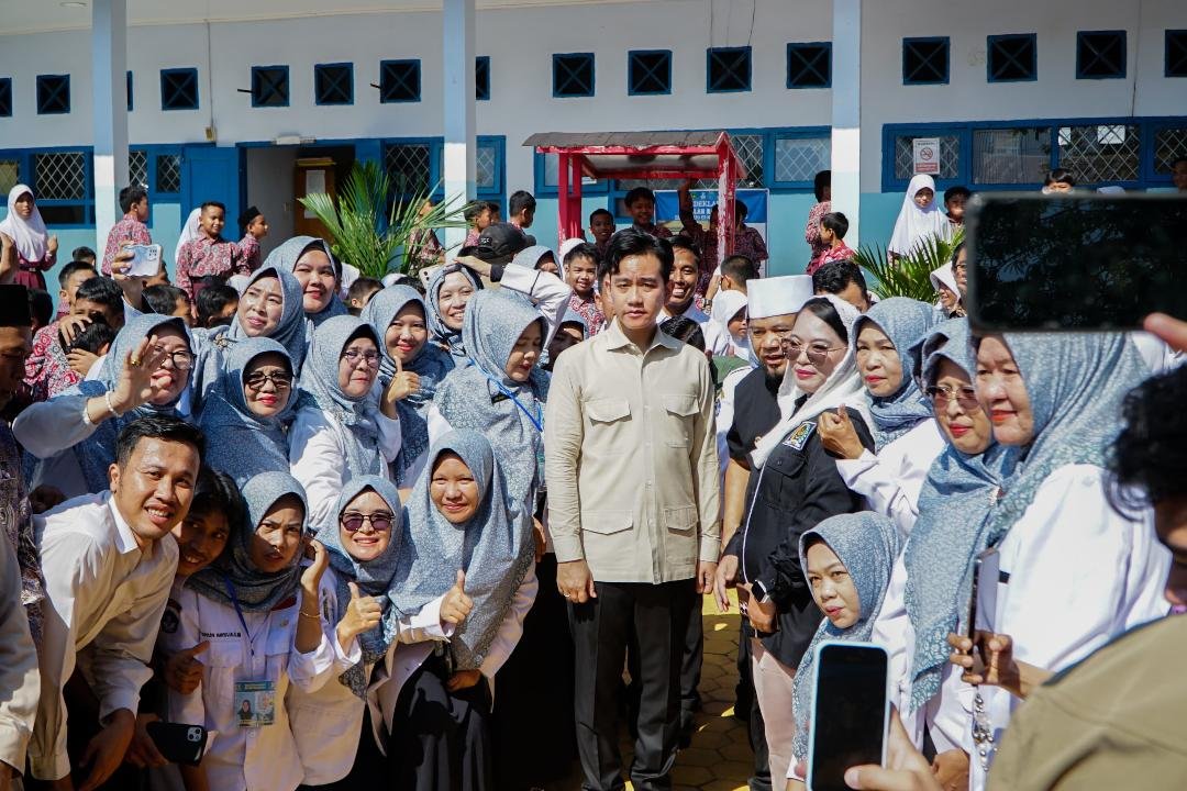 Wapres Gibran Rakabuming Raka foto bersama usai meninjau pelaksanaan MBG di SDN 61 Kota Bengkulu. Dalam kunjungan kerja ke Bengkulu, Wapres juga meninjau korban gempa dan pelabuhan Pulau Baai dangkal akibat Bengkulu krisis BBM.(Foto/Ist)
