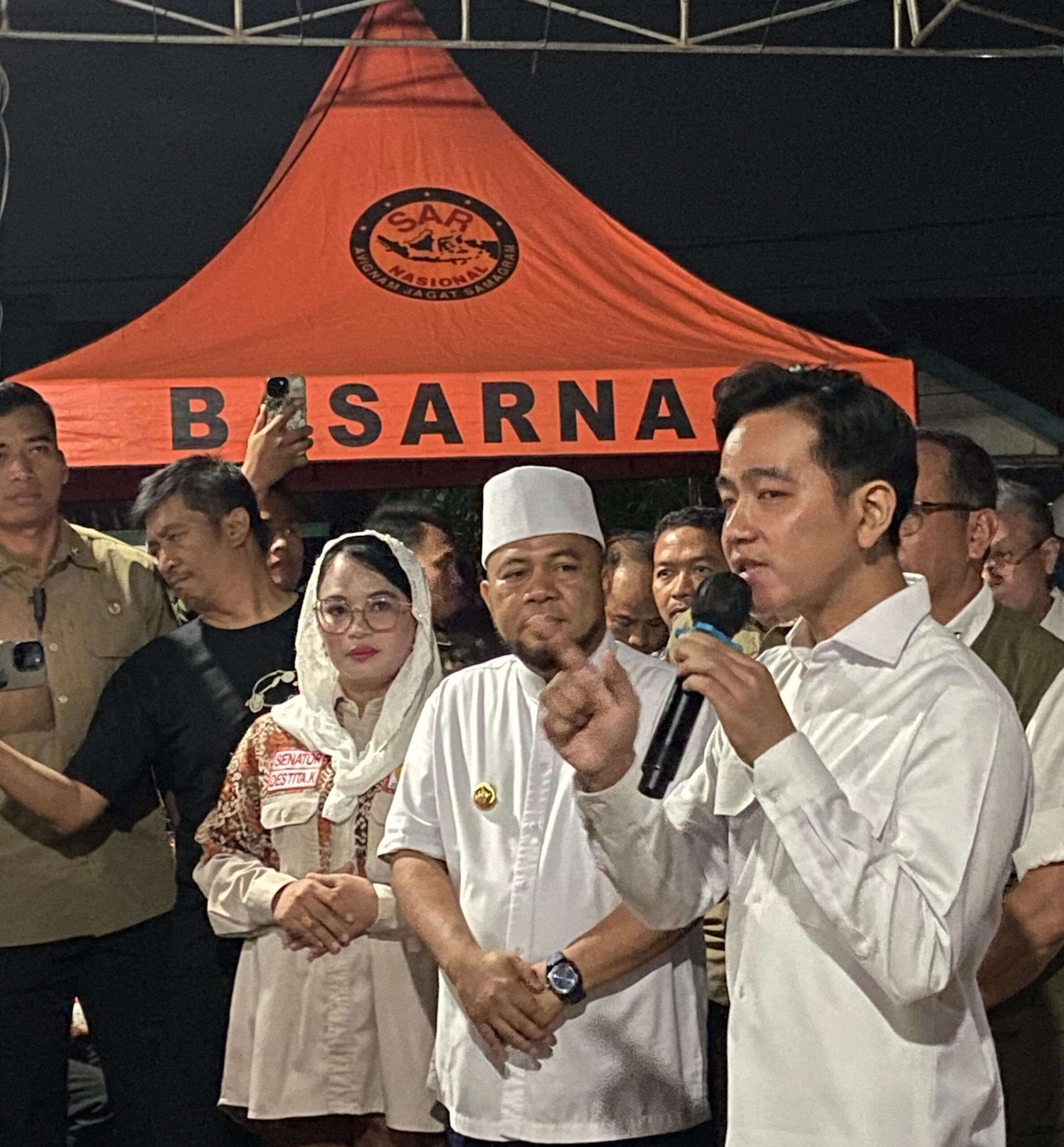 Wapres Temui Warga Korban Gempa Wapres Gibran Rakabuming Raka menyampaikan keprihatinan atas musiba tersebut, saat menemui para korban gempa di Kelurahan Betungan, Kecamatan Selebar, Kota Bengkulu, Selasa malam.(Foto/Ist)