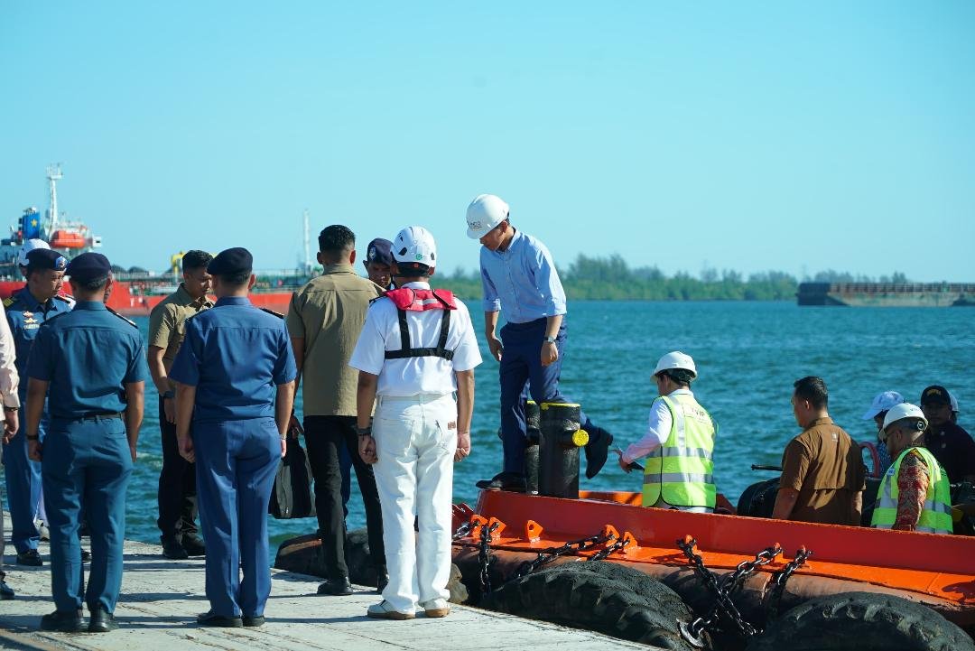 Wapres Gibran Rakabuming Raka dan rombongan meninjau alur pelabuhan Pulau Baai, Bengkulu yang mengalami pendangkalan hebat, Selasa 27 Mei 2025.(Foto/Ist)