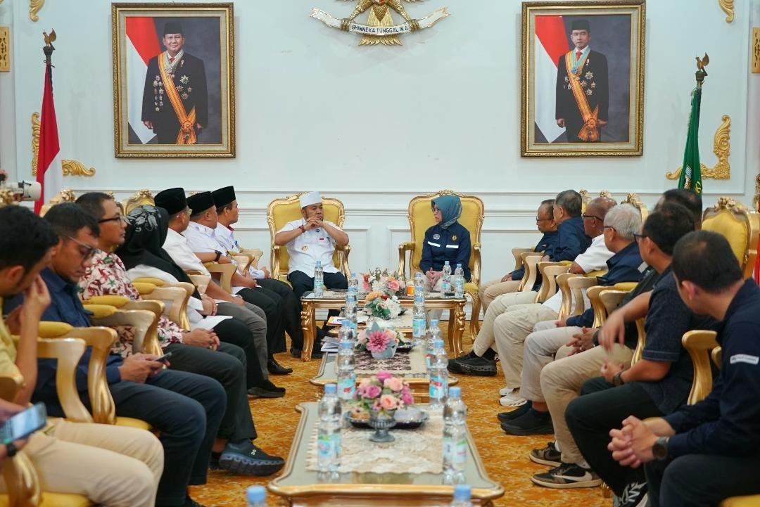 Gubernur Helmi Hasan menerima kunjungan Kepala BPH Migas, Erika untuk membahas mengatasi secara permanen kelangkaan BBM di Provinsi Bengkulu di masa mendatang.(Foto/Ist)