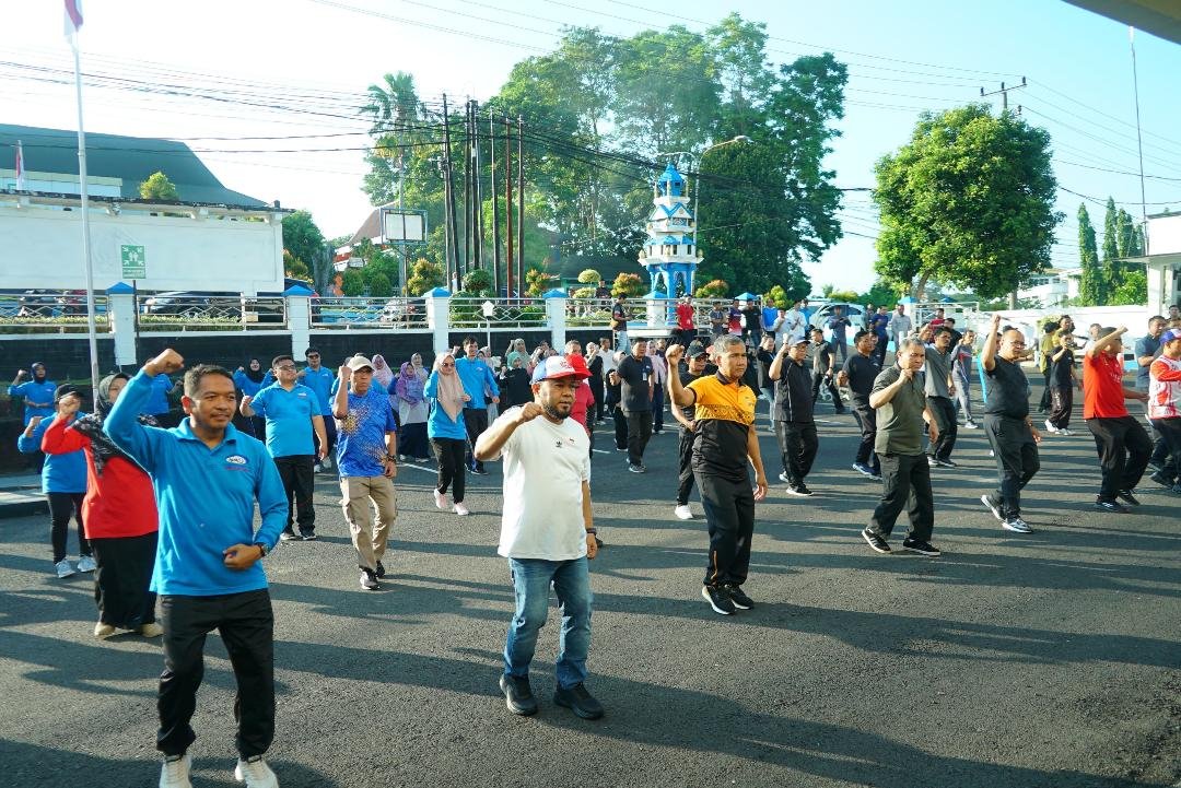 BPKP Bengkulu menggelar senam bersama diikuti Gubernur Berngkuli, Helmi Hasan dan anggota Forkopimda dan instansi vertival, Jumat 13 Juni 2025.(Foto/Ist)