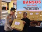 Wakapolres Kaur Kompol Yosril Radiansyah serahkan bantuan bantuan sembako kepada masyarakat kurang mampu di Kecamatan Maje dan Nasal.(Foto/Ist)