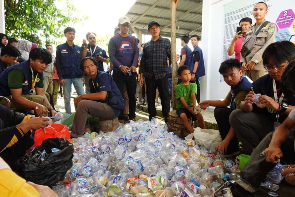 Wali Kota Bengkulu, Dedy Wahyudi mengunjung salah satu bank sampah yang berlokasi di Kelurahan Lempuing, Bengkulu.(Foto/Ist)