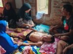 Basarudin (60) Warga Desa Kedataran, Kecamatan Maje Kaur, Bengkulu terbaring lemas setelah hilang selama dua hari dan berhasil ditemukan warga dalam keadaan selamat.(Foto/Ist)