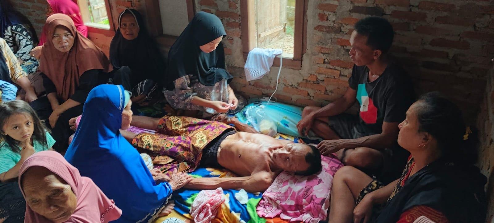 Basarudin Hilang Basarudin (60) Warga Desa Kedataran, Kecamatan Maje Kaur, Bengkulu terbaring lemas setelah hilang selama dua hari dan berhasil ditemukan warga dalam keadaan selamat.(Foto/Ist)