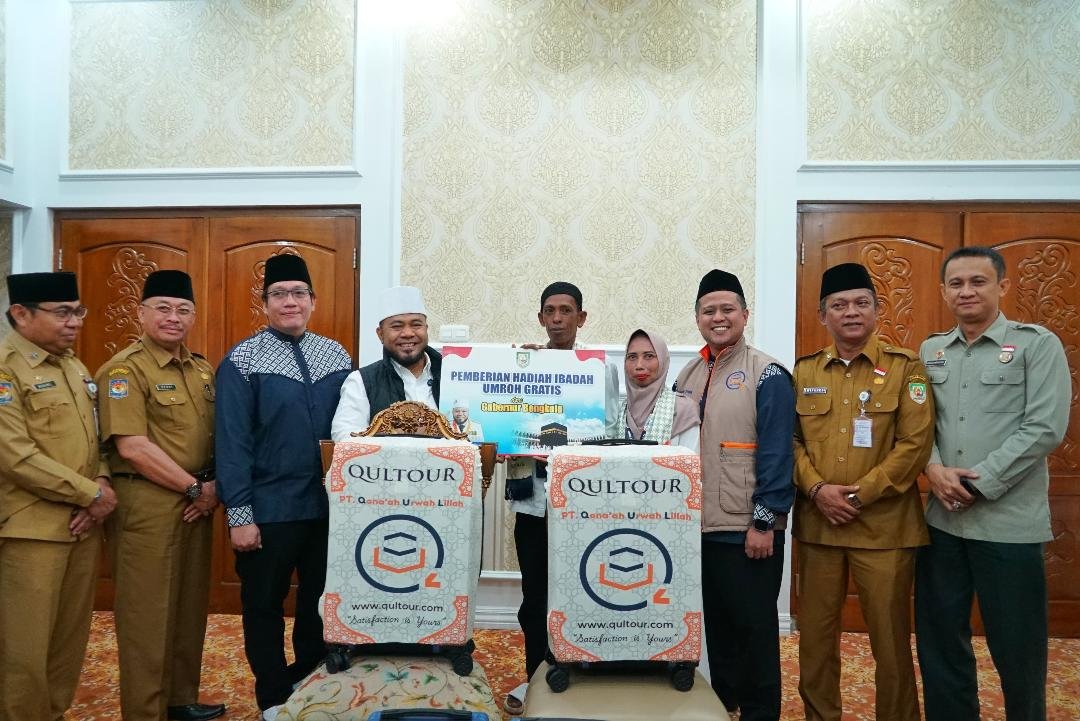 Nelayan dan istri penyelamat penumpang kapal karam diberangkatkan ibadah umroh oleh Gubernur Bengkulu, Helmi Hasan.(Foto/Ist)