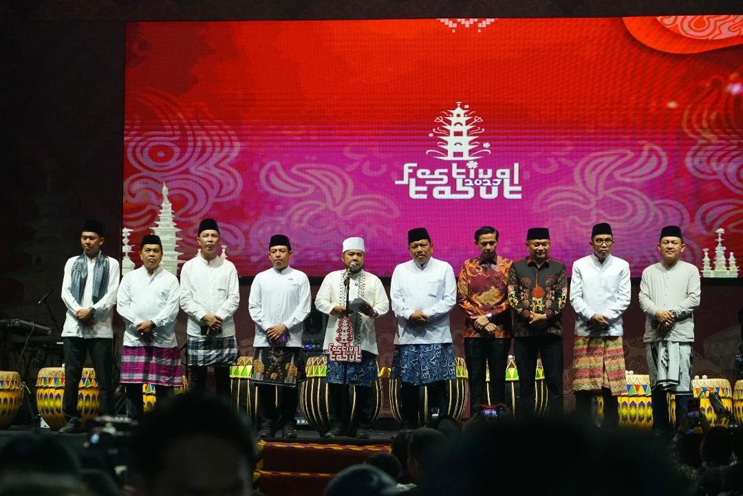 Gubernur Bengkulu, Helmi Hasan didampingi para bupati/wakil bupati dan wali kota Bengkulu membuka Festival Tabut 2025, di Pantai Panjang, Bengkulu, Jumat (27/6/2025) malam.(Foto/Ist)
