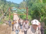 Anggota Komisi II DPRD Kaur mengecek jembatan gantung di Desa Muara Dua, Kecamatan Nasal, guna memastikan jembantan ini akan dilakukan perbaikan pada tahun 2025.(Foto HB/Kif)