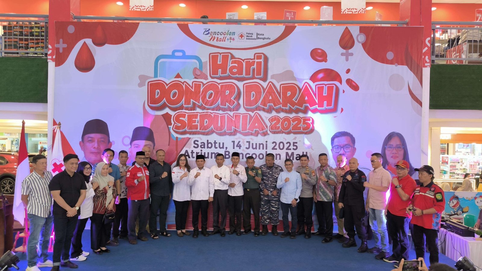 Wali Kota Bengkulu, Dedy Wahyudi foto bersama Pengurus PMI setelah usai menggelar aksi donor darah dalam rangka Hari Donor Darah Sedunia di salah satu pusat perbelanjaan terbesar di Kota Bengkulu.(Foto/Ist)
