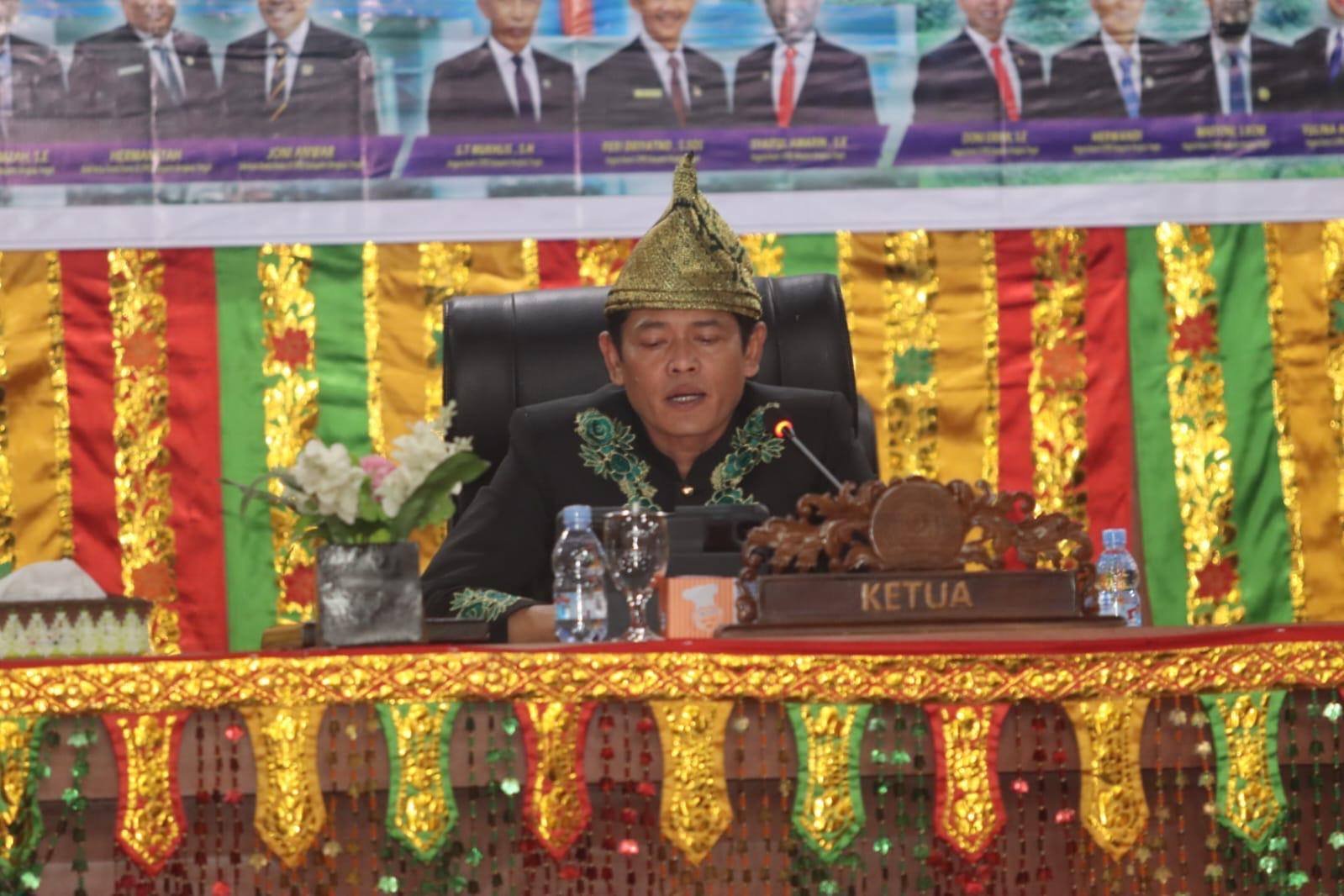 Fepi Suheri 01 Ketua DPRD Bengkulu Tengah, Fepi Suheri memimpin rapat paripurna istimewa HUT ke-17 Bengkulu Tengah tanpa didampingi Wakil Ketua I dan II karena tidak hadir tanpa kabar.(Foto/MC Benteng)