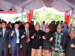 Ketua DPRD Bengkulu Tengah, Fepi Suheri (kedua dari kanan) foto bersama Bupati dan Wabup Bengkulu Tengah, Bupati Kaur, Gusril Fausi, dan Bupati Rejang Lebong, Muhammad Fikri usai menghadiri upacara HUT ke-17 Kabupaten Bengkulu Tengah, Selasa 24 Juni 2025.(Foto/MC Benteng)
